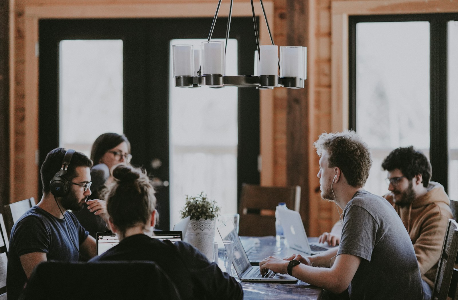 Équipe au travail dans un espace de bureau
