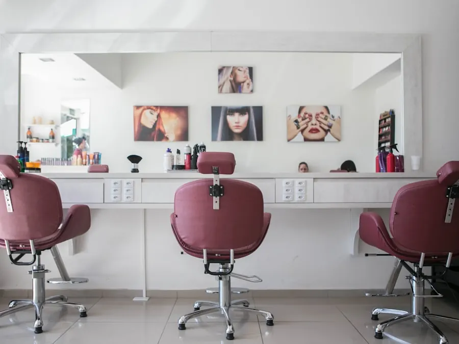 Coiffeuse au travail dans un salon
