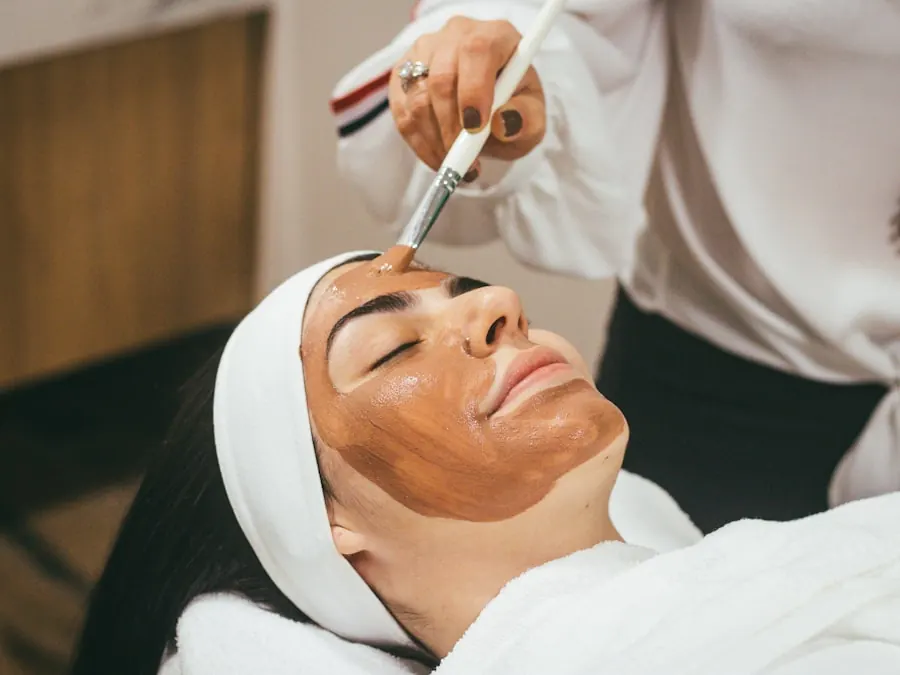 Esthéticienne prodiguant un soin du visage